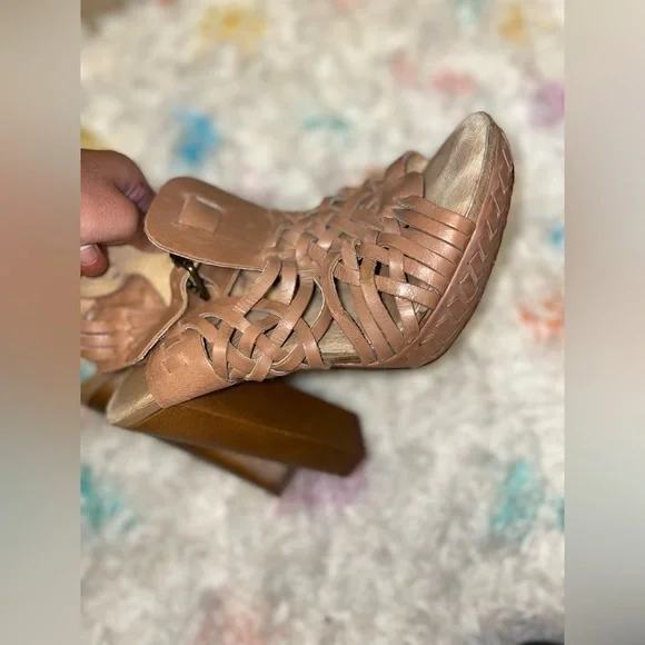 Naughty Monkey Woven Leather Heels - Picture 8 of 9